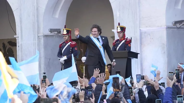 El Presidente se mostró muy cercano a las miles de personas que se convocaron frente al Cabildo. (Foto: Matías Carrizo / El Doce)