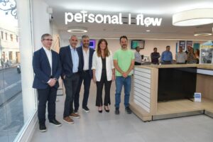 Pedro Lopez Matheu, Director de Comunicación, Medios y Sustentabilidad, Fernando Pizzi, Gerente Comercial Regional, Susana Menendez, Gerente de Asuntos Institucionales Interior de Telecom, junto al intendente de la Ciudad de Salta, Emiliano Durand, en la ceremonia de reapertura de la nueva oficina comercial convergente de Personal y Flow